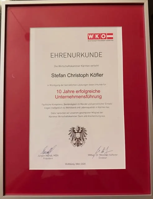 Gerahmte Ehrenurkunde der Wirtschaftskammer Kärnten für Stefan Christoph Köfler: 10 Jahre erfolgreiche Unternehmensführung, Wolfsberg, März 2026